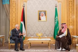 ولي العهد السعودي مستقبلاً الرئيس الفلسطيني على هامش الاجتماع الخاص للمنتدى الاقتصادي العالمي بالرياض (واس)  
