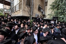 مظاهرة لليهود المتشددين ضد التجنيد الإجباري في إسرائيل (رويترز)