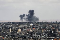 دخان جراء قصف إسرائيلي على شرق مدينة رفح (د.ب.أ)
