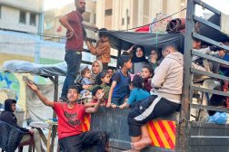 أشخاص يفرون من الأجزاء الشرقية من رفح بعد أن بدأ الجيش الإسرائيلي في إجلاء المدنيين الفلسطينيين 6 مايو 2024 (رويترز)