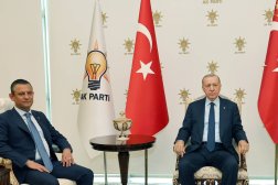 الرئيس رجب طيب إردوغان ورئيس «حزب الشعب الجمهوري» أوزغور أوزيل خلال لقائهما الجمعة الماضي (إ.ب.أ)