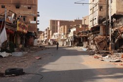 أحد شوارع أم درمان القديمة التي يسيطر عليها الجيش السوداني (رويترز)