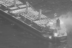 صورة جوية لسفينة شحن أصابها صاروخ حوثي في خليج عدن وأدى إلى مقتل 3 من بحارتها (الجيش الأميركي)