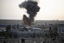 دخان يتصاعد بعد الغارات الإسرائيلية وسط الصراع المستمر بين إسرائيل وحركة «حماس» الفلسطينية في رفح (رويترز)