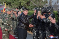 الزعيم الكوري الشمالي كيم جونغ أون خلال تفقد وحدة عسكرية (أرشيفية - أ.ف.ب)