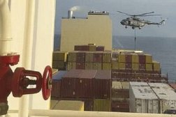 صورة مثبتة من فيديو نشره «الحرس الثوري» الإيراني لدى استيلائه على السفينة (أرشيفية - تويتر)