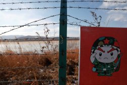 الأسلاك الشائكة في الجانب الصيني من الحدود بين روسيا والصين وكوريا الشمالية (أرشيفية - رويترز)