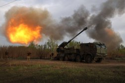 مدفع أوكراني ذاتي الحركة يطلق قذيفة باتجاه مواقع روسية (أرشيفية - أ.ف.ب)