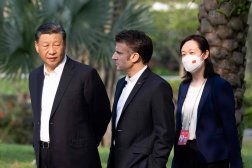 الرئيسان ماكرون وجينبينغ خلال الزيارة التي قام بها الأول إلى الصين في أبريل 2023 (أ.ف.ب)